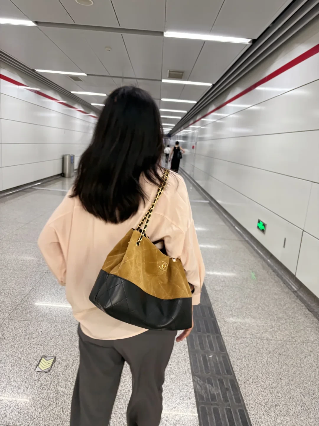 入秋第一只包，全是麂皮：从百元档到六万档，先算清这笔养护账再决定买哪档