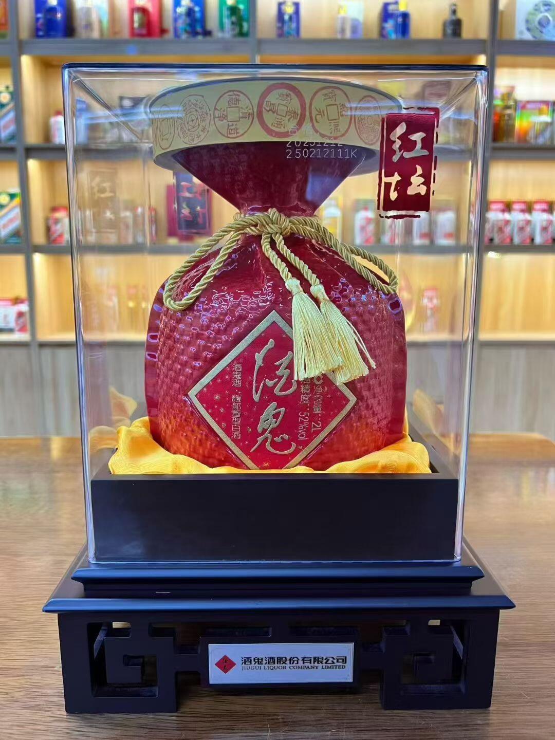 酒鬼酒出3.8度气泡酒,比啤酒还低:半年营收只剩4年前两成,抱紧胖东来的酒鬼,这步棋走得对吗