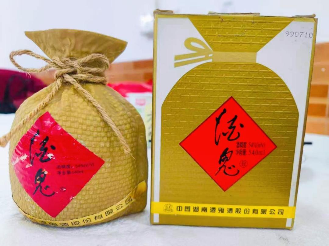 酒鬼酒出3.8度气泡酒,比啤酒还低:半年营收只剩4年前两成,抱紧胖东来的酒鬼,这步棋走得对吗