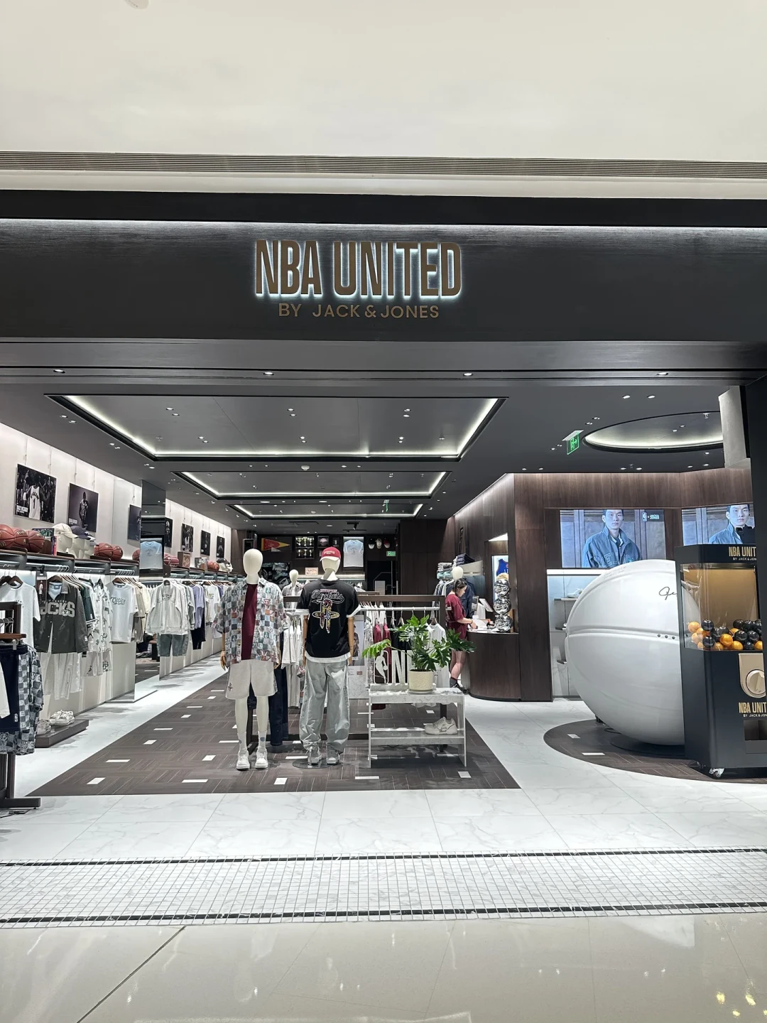 麦迪来了、首店开了、吊牌价干到1399:杰克琼斯的NBA联名,值不值得原价买?看完20多条探店和试穿,我有三个结论