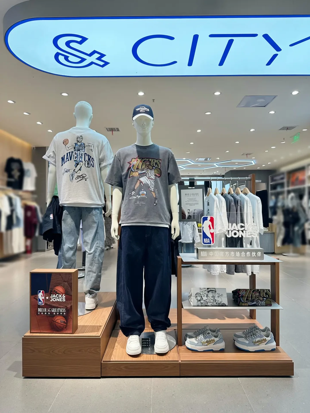 麦迪来了、首店开了、吊牌价干到1399:杰克琼斯的NBA联名,值不值得原价买?看完20多条探店和试穿,我有三个结论