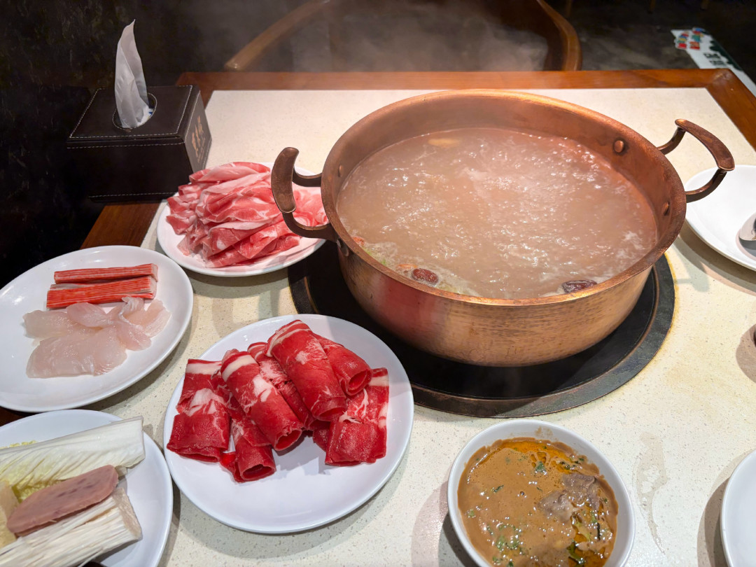 95元在东来顺敞开吃鲜切羊肉、烤鸭和羊排?我翻了全网两年的实测记录,去之前先看这篇