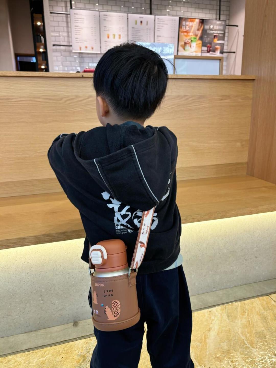 入园水杯成了清单里最容易为焦虑买单的单品:对完4月投异物事件、8月指纹杯争议和近40篇笔记,值得花的只有三笔