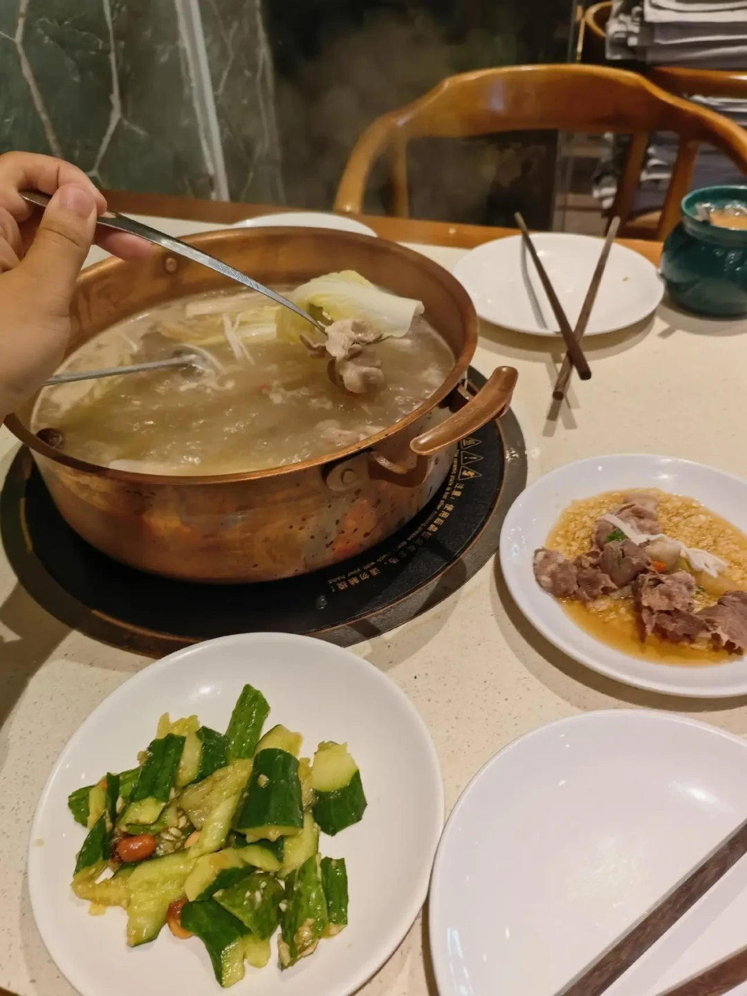 95元在东来顺敞开吃鲜切羊肉、烤鸭和羊排?我翻了全网两年的实测记录,去之前先看这篇