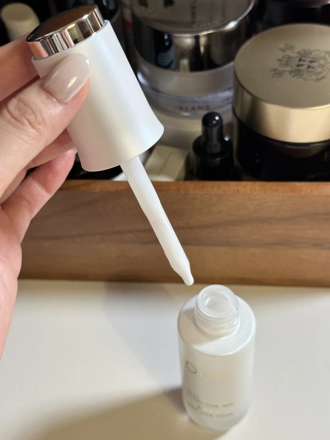 美白精华用了大半瓶还没白?扒完全网实测发现,多半不是买错,是用错