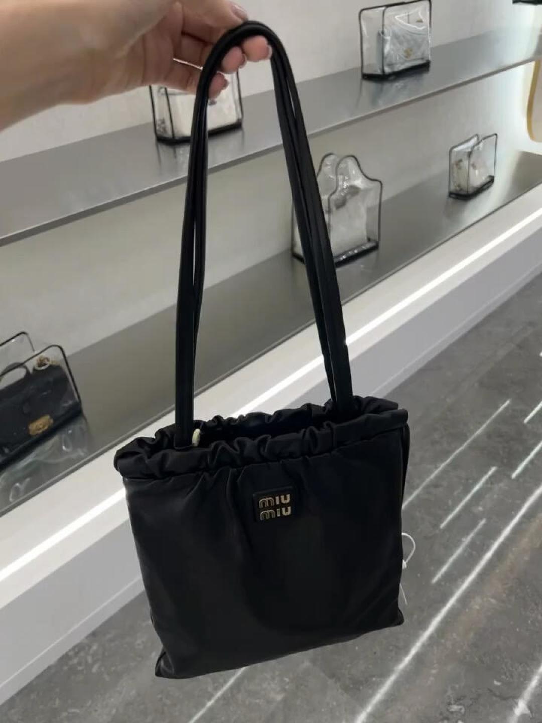 从2折到5折,MiuMiu折扣潮真的来了:但这波便宜不好捡