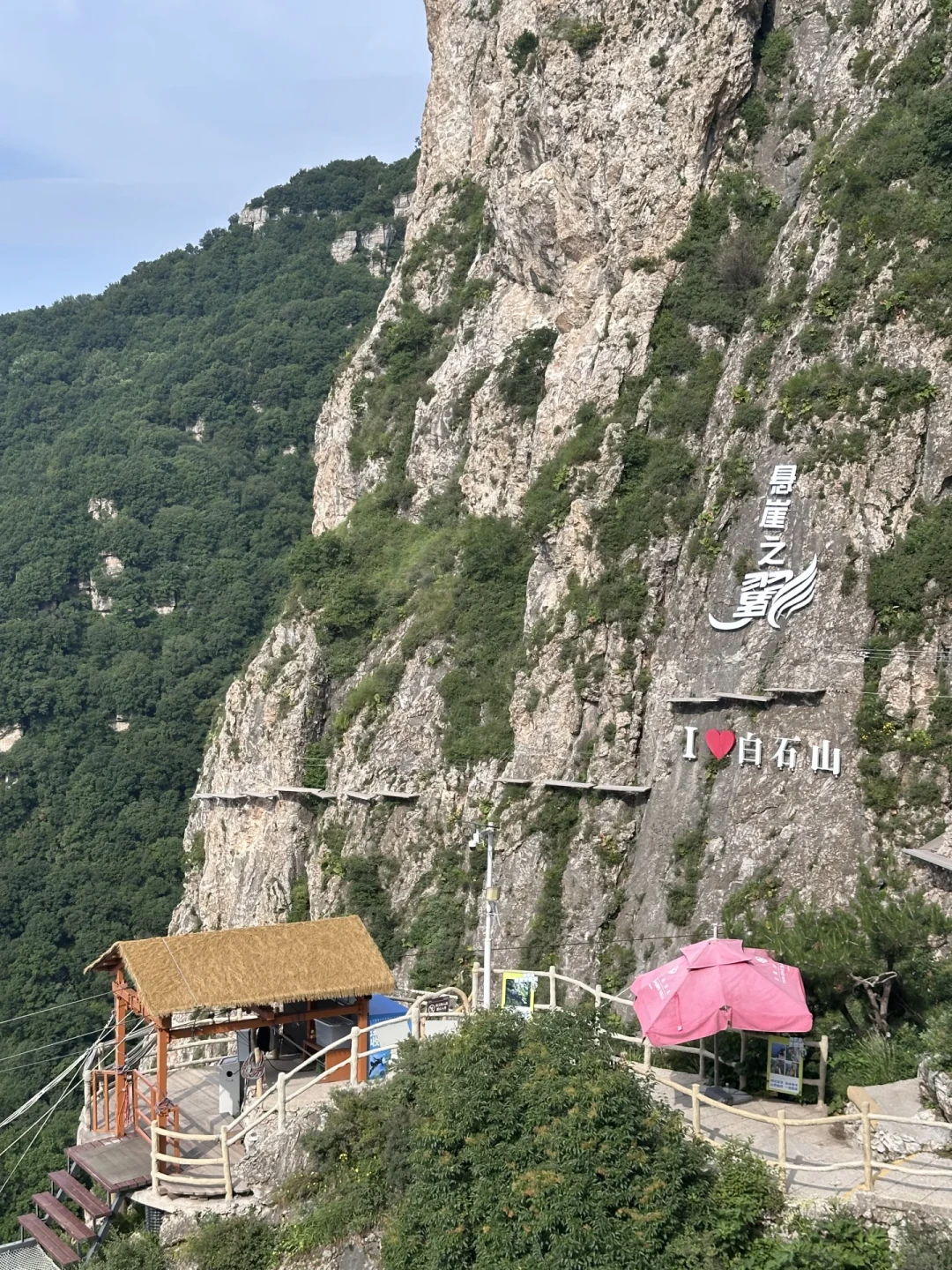央视曝光了10岁孩子卡在崖壁上的四五分钟,飞拉达反而更火了:国庆买票前,先问这5个问题