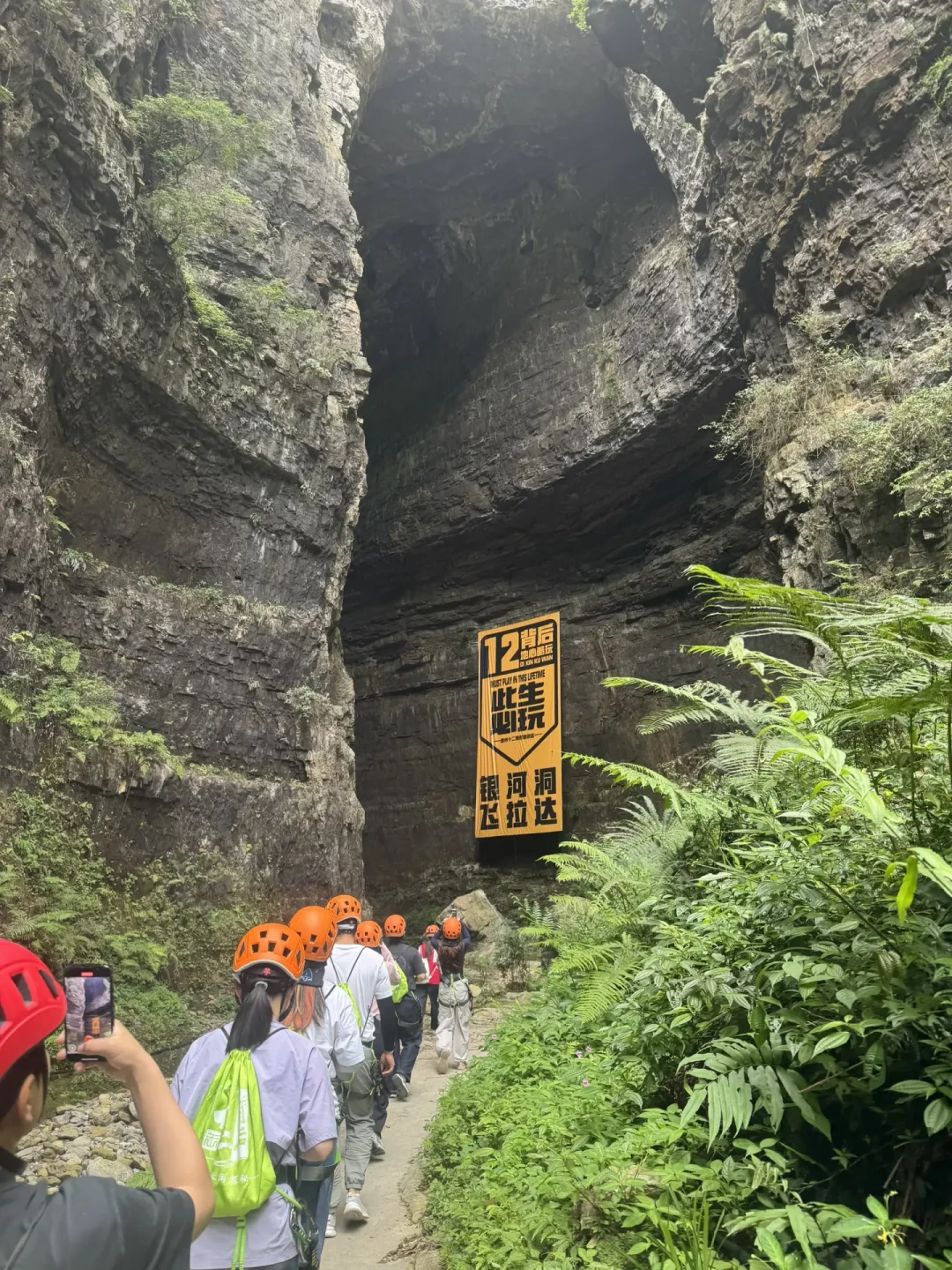 央视曝光了10岁孩子卡在崖壁上的四五分钟,飞拉达反而更火了:国庆买票前,先问这5个问题
