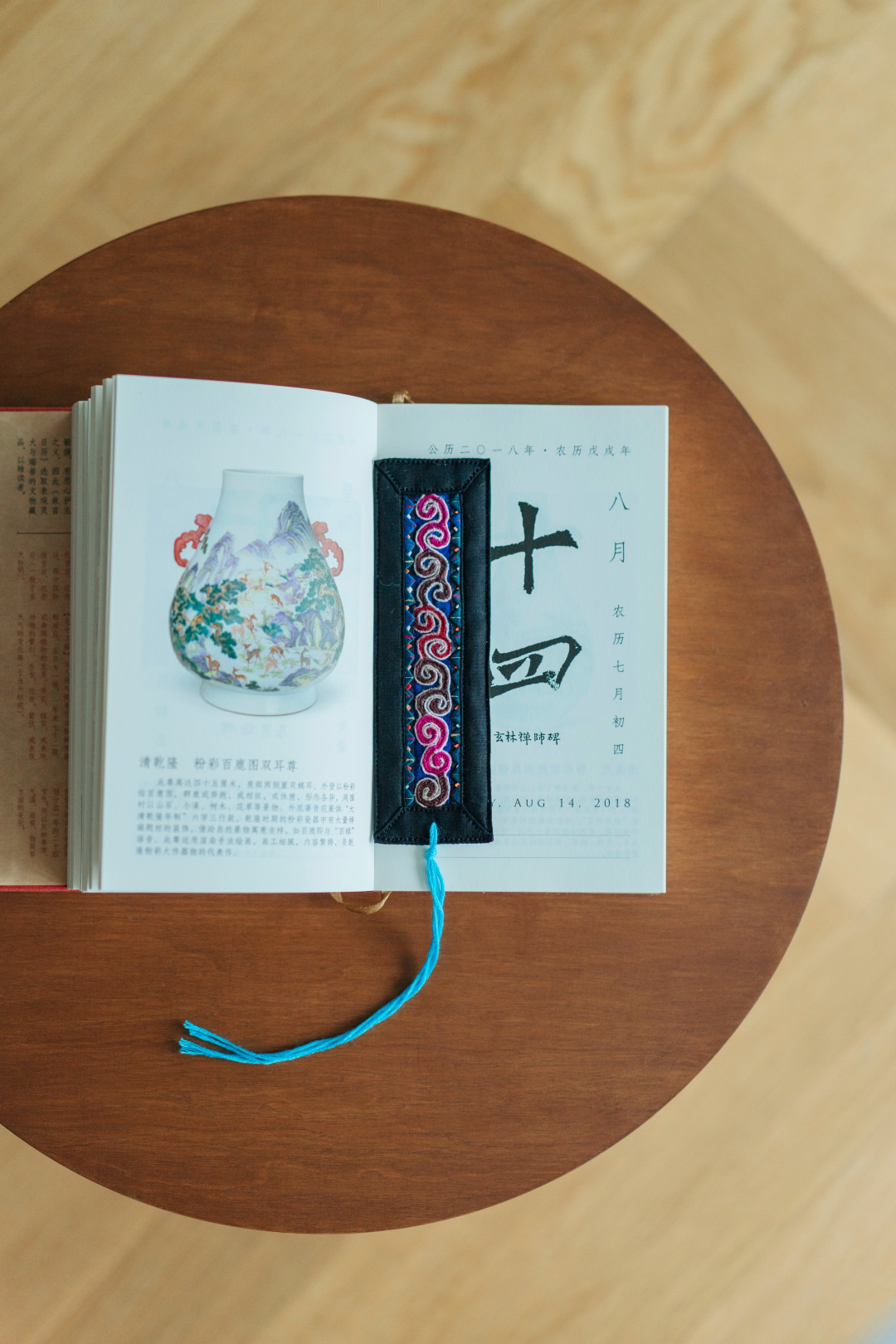 进凯里绣里淘前,先把这几笔价格摸清楚:斜挎包19元起、耳饰25元起,300元网购的“老绣片”可能拆出一包发霉纸片