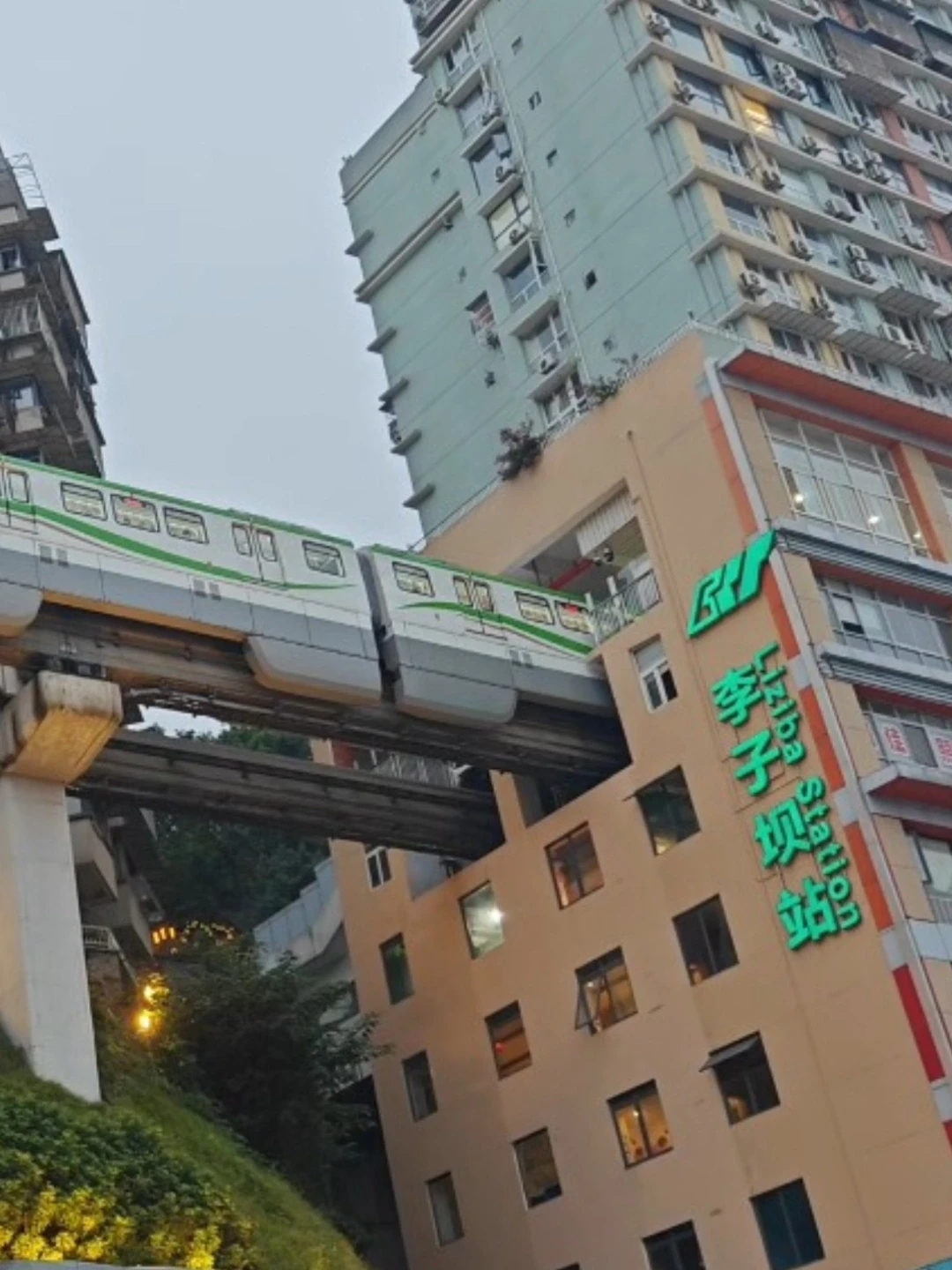 《年年有熊》重庆“年关城”打卡路线:电影免费看、点位免费逛,还有一列限时列车和一条安全提醒