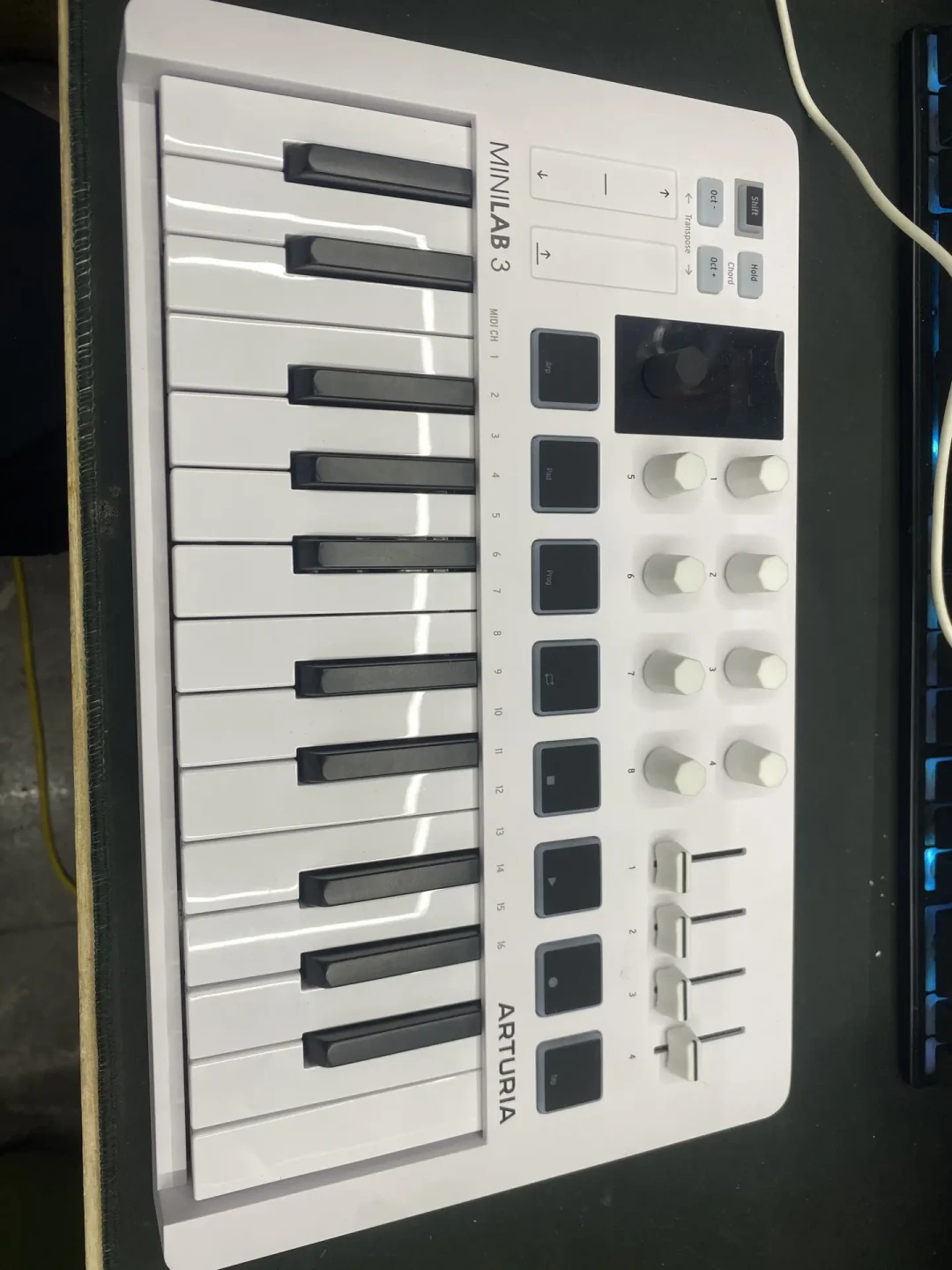 国产MIDI键盘把编曲门槛卷到300元档:翻完三平台几十条测评,我发现一半人别急着买