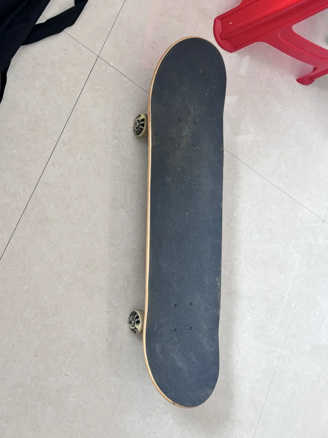 开学季新手的第一块滑板,300-500元就够了,但30块的玩具板别买