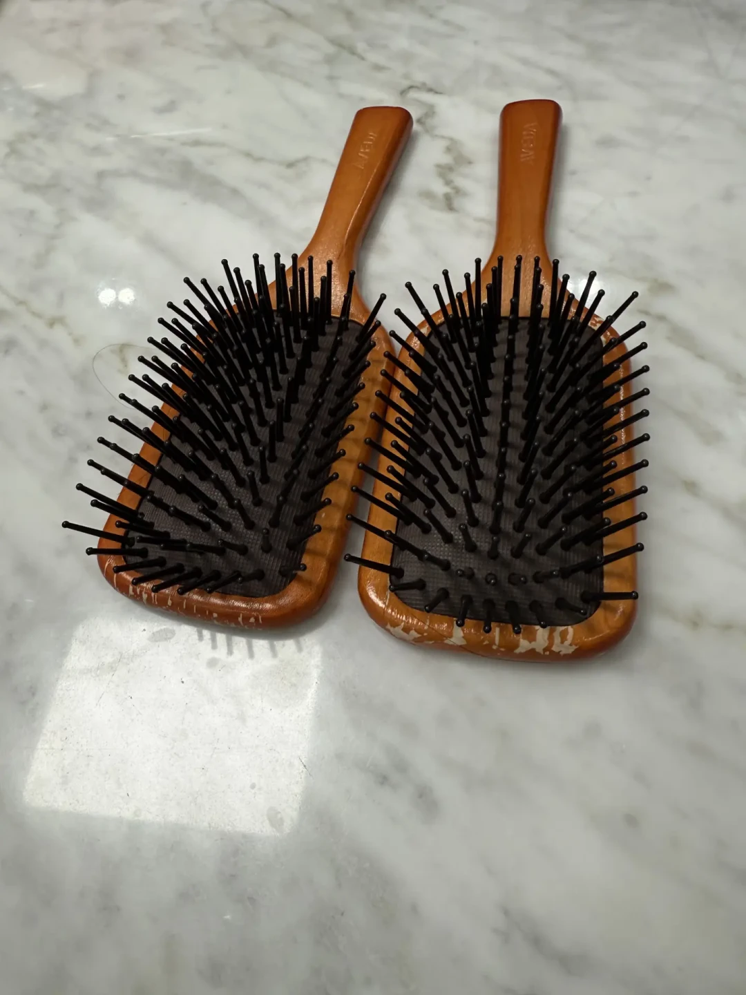 掉漆掉半年,但它可能真是正品:AVEDA气垫梳的“掉漆、假货、品控”三笔账