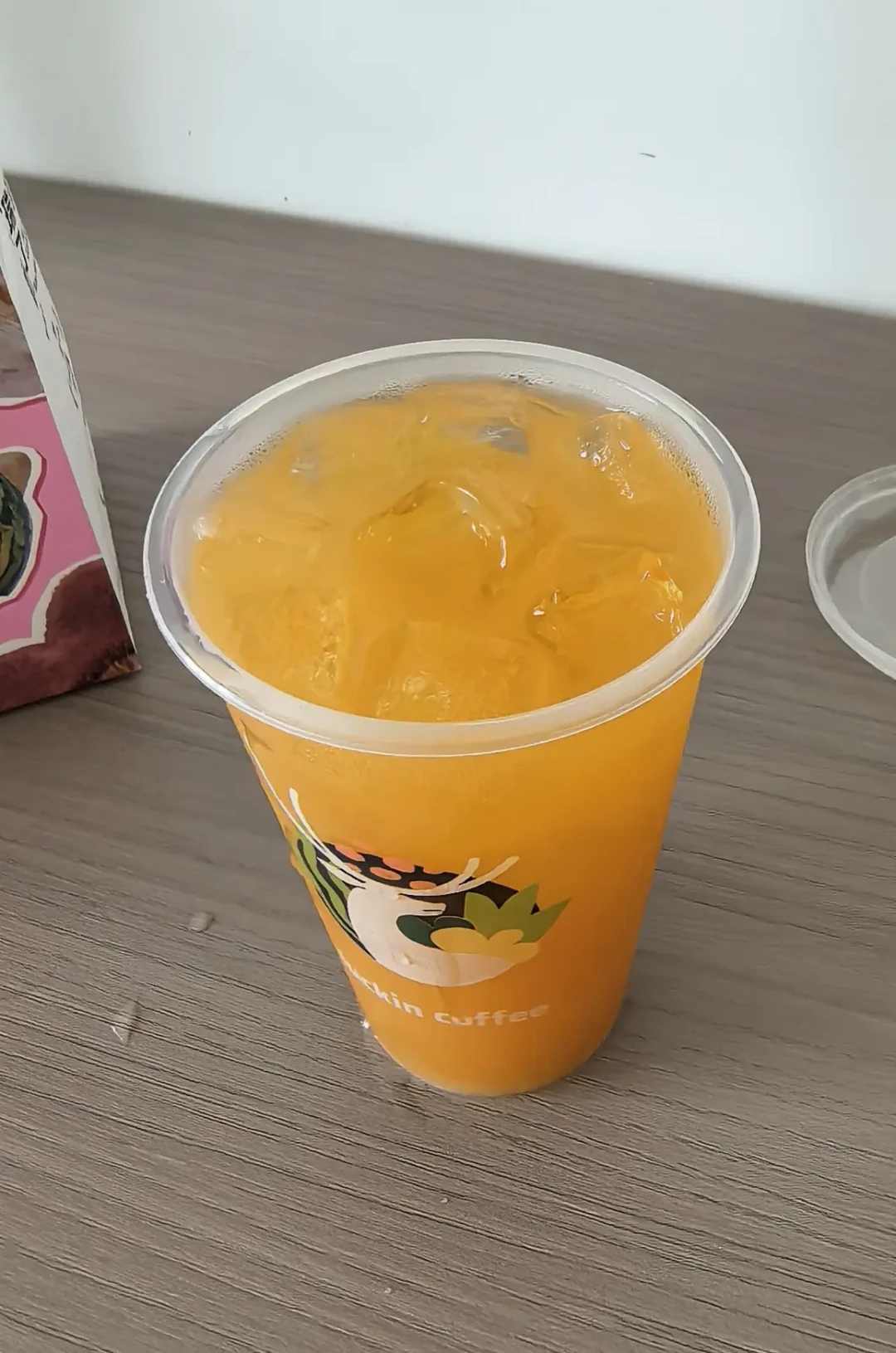 四家茶饮押注苹果乌龙,口碑已经吵翻:谁茶重、谁果浓、谁升糖,一篇看懂
