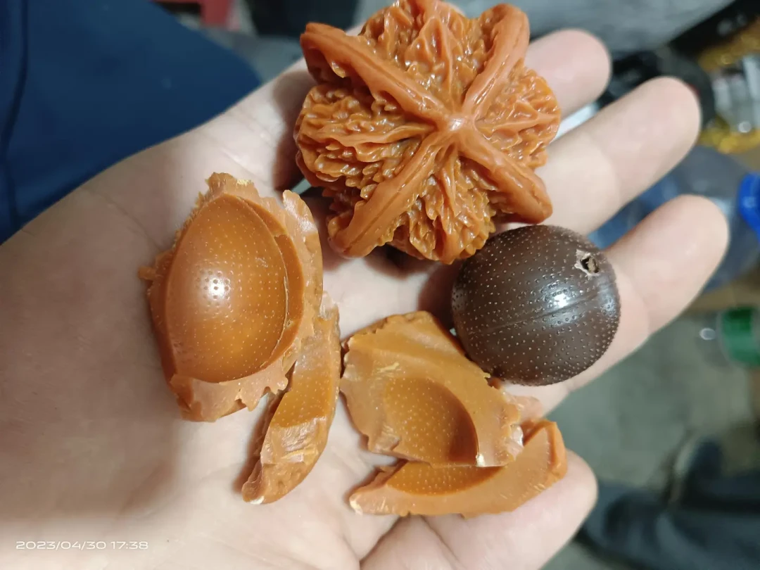 “砸开是塑料”的热搜一个接一个:查完全网,核桃没你想的那么贵,但这几种千万别买