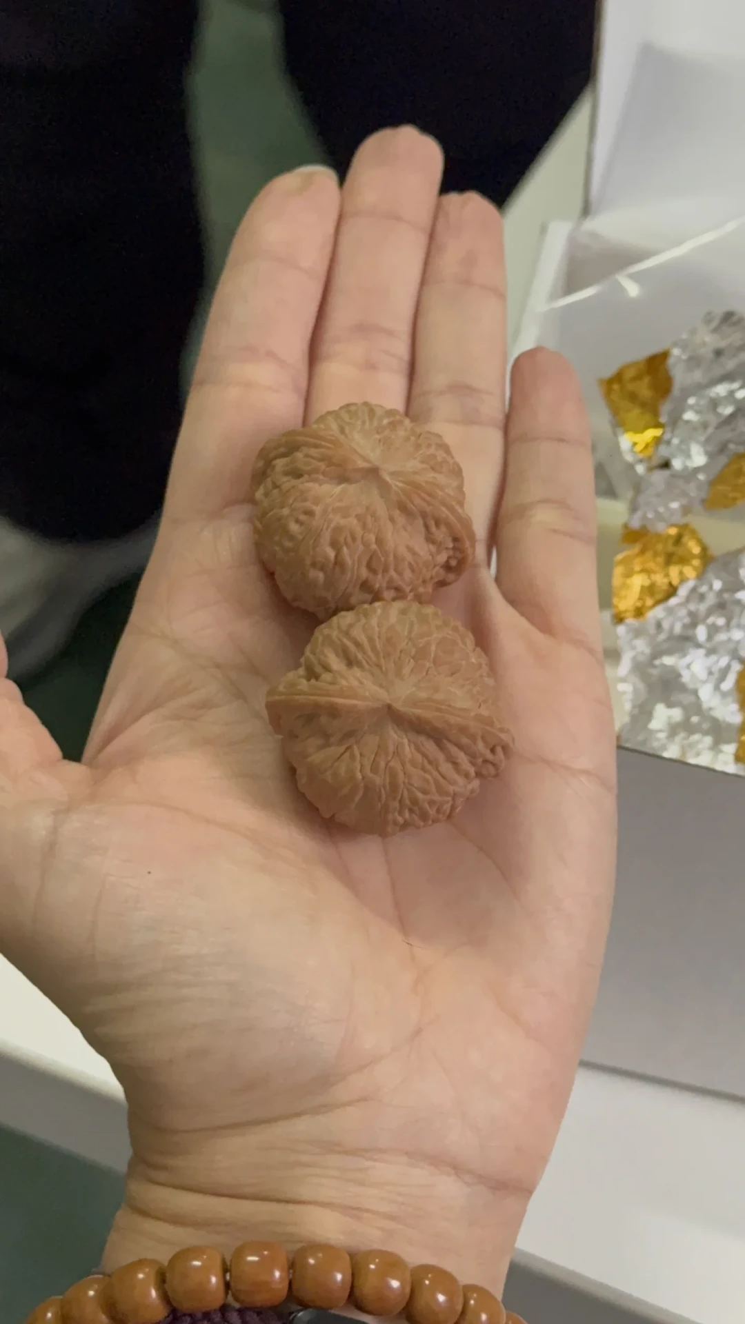 “砸开是塑料”的热搜一个接一个:查完全网,核桃没你想的那么贵,但这几种千万别买