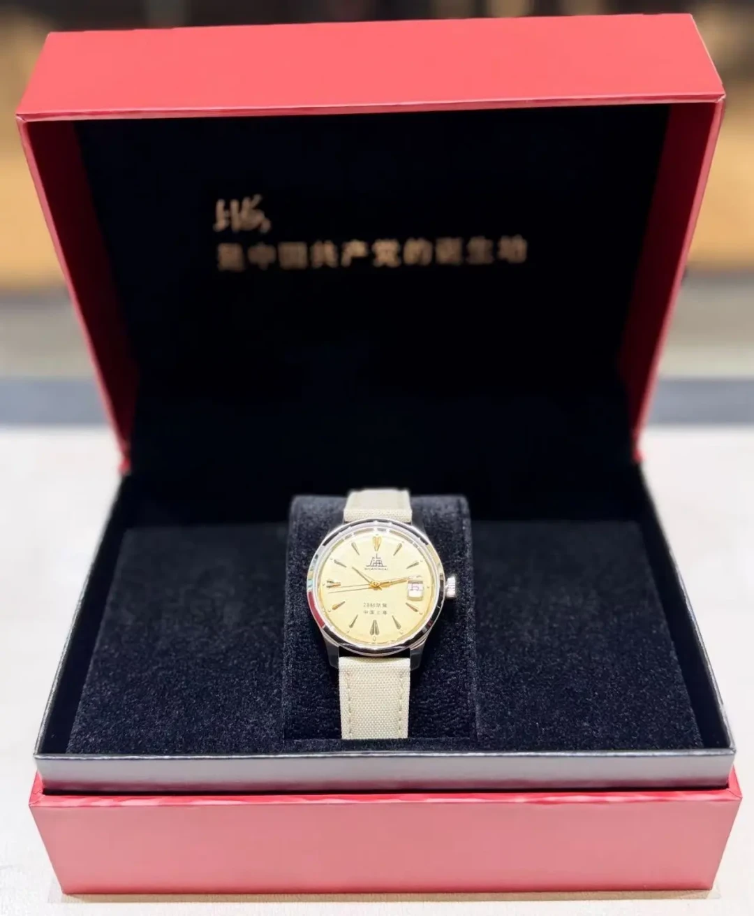 家里翻出一块老上海表，还值钱吗？查遍全网真实行情：普通款大多不到300元，但后盖有刻字的先别卖