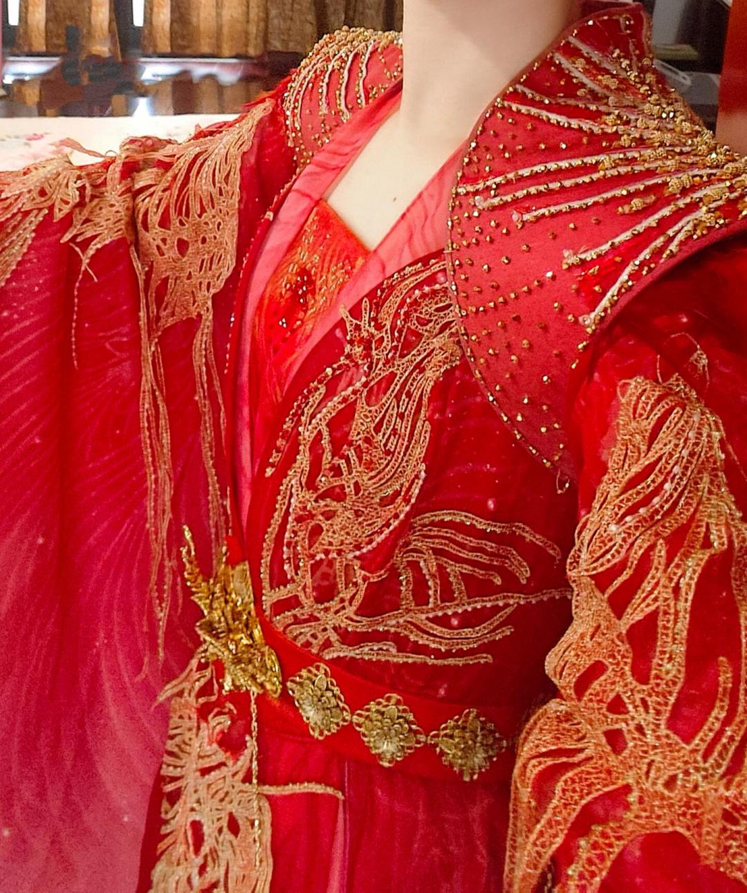 6月粉丝骂“谁给你的胆”,7月追着要买家秀:《神隐》原版戏服拍卖始末