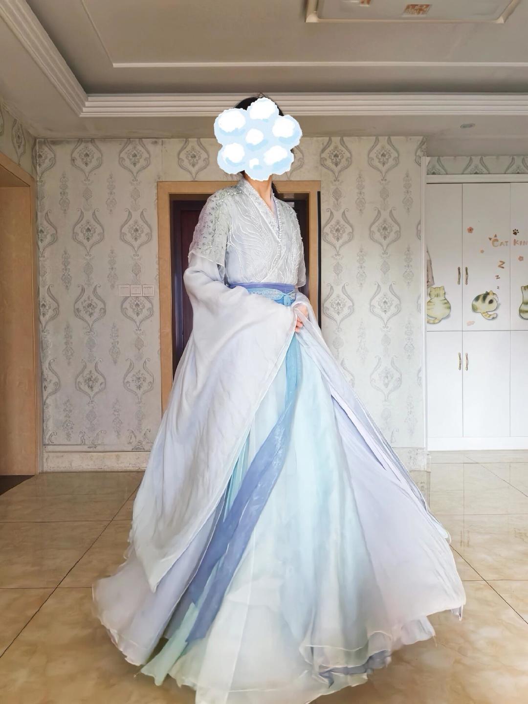 6月粉丝骂“谁给你的胆”,7月追着要买家秀:《神隐》原版戏服拍卖始末