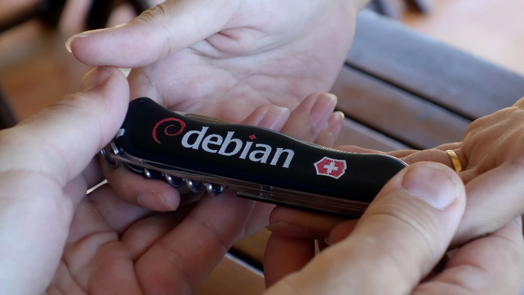 周五开奖:Debian 1039 名开发者,正在给 AI 写的代码定性