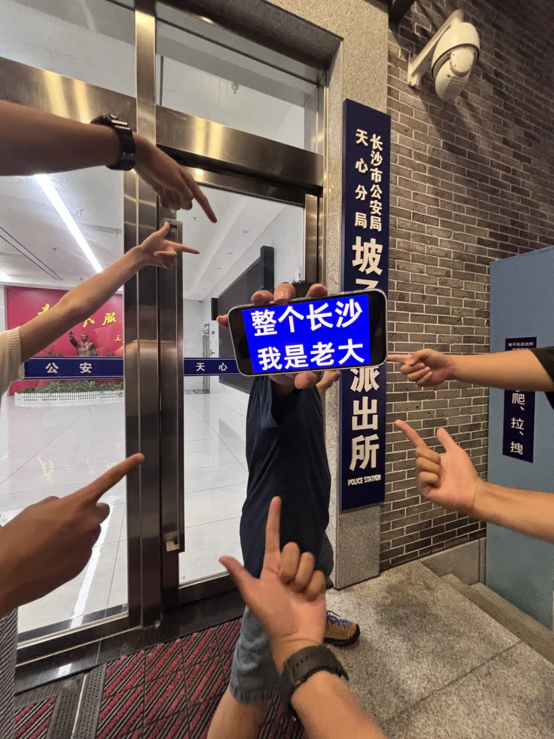 坡子街派出所门口排队到凌晨1点,名场面冰箱贴一套才50块:《守护解放西》粉丝的空窗期打卡与周边指南