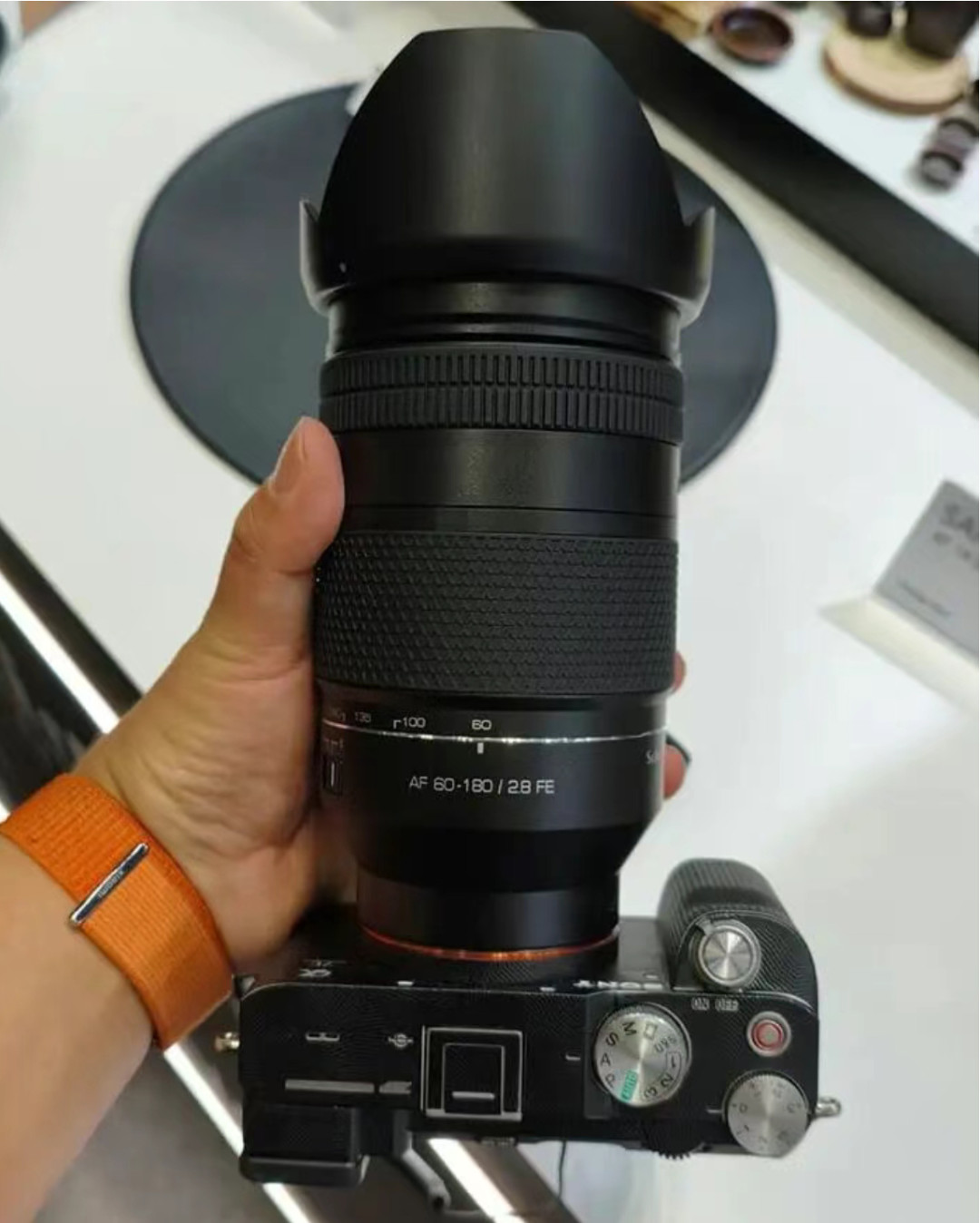 森养×施耐德60-180mm F2.8明日发布L卡口版:729克、5899元上下,但这支轻便长焦不是谁都能冲