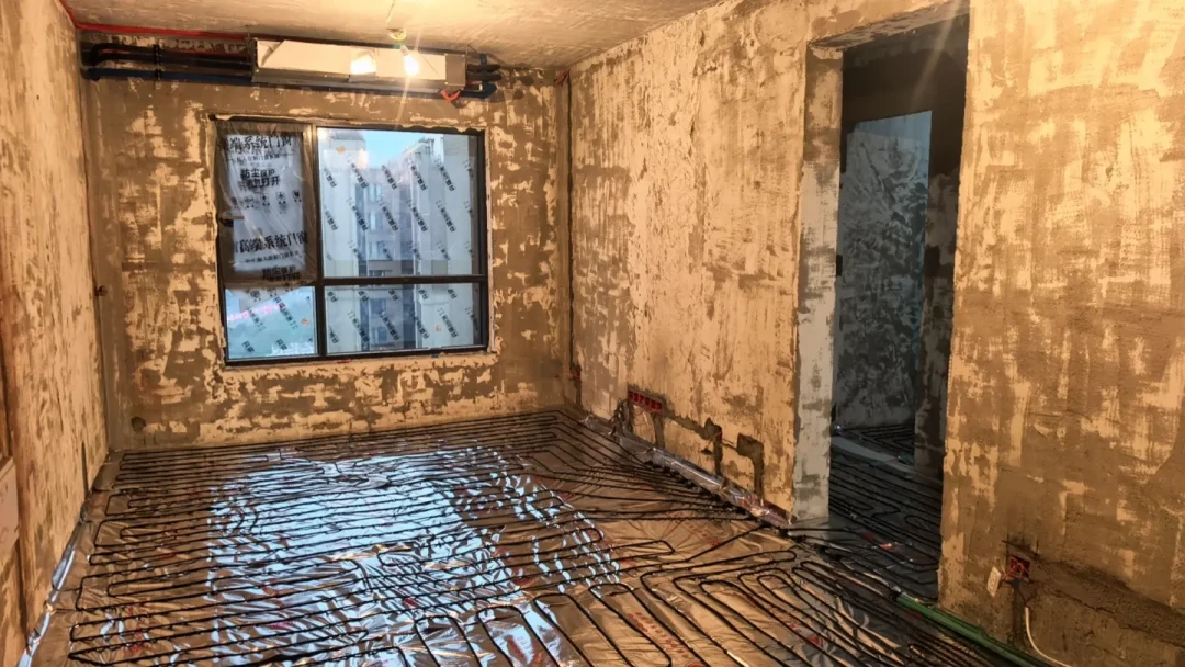 装修季展厅又在推“石墨烯地暖”:其实是电热膜,电费是热泵的2-3倍,但这3种房子能装
