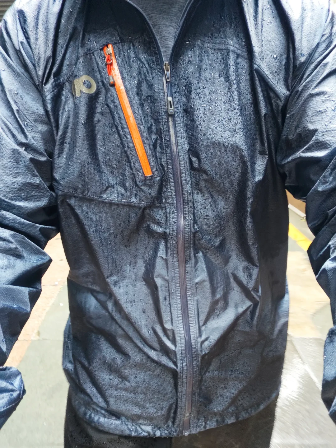 Pertex冲锋衣已经600多块,但先别急着下单:它的“防水”到底能扛多大的雨?