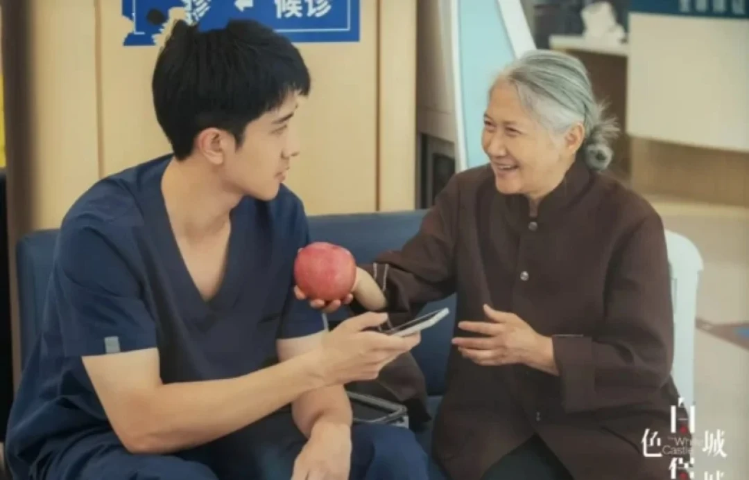 因为彭冠英回头补《白色城堡》?三年前的医疗剧,现在值不值得补一次说清