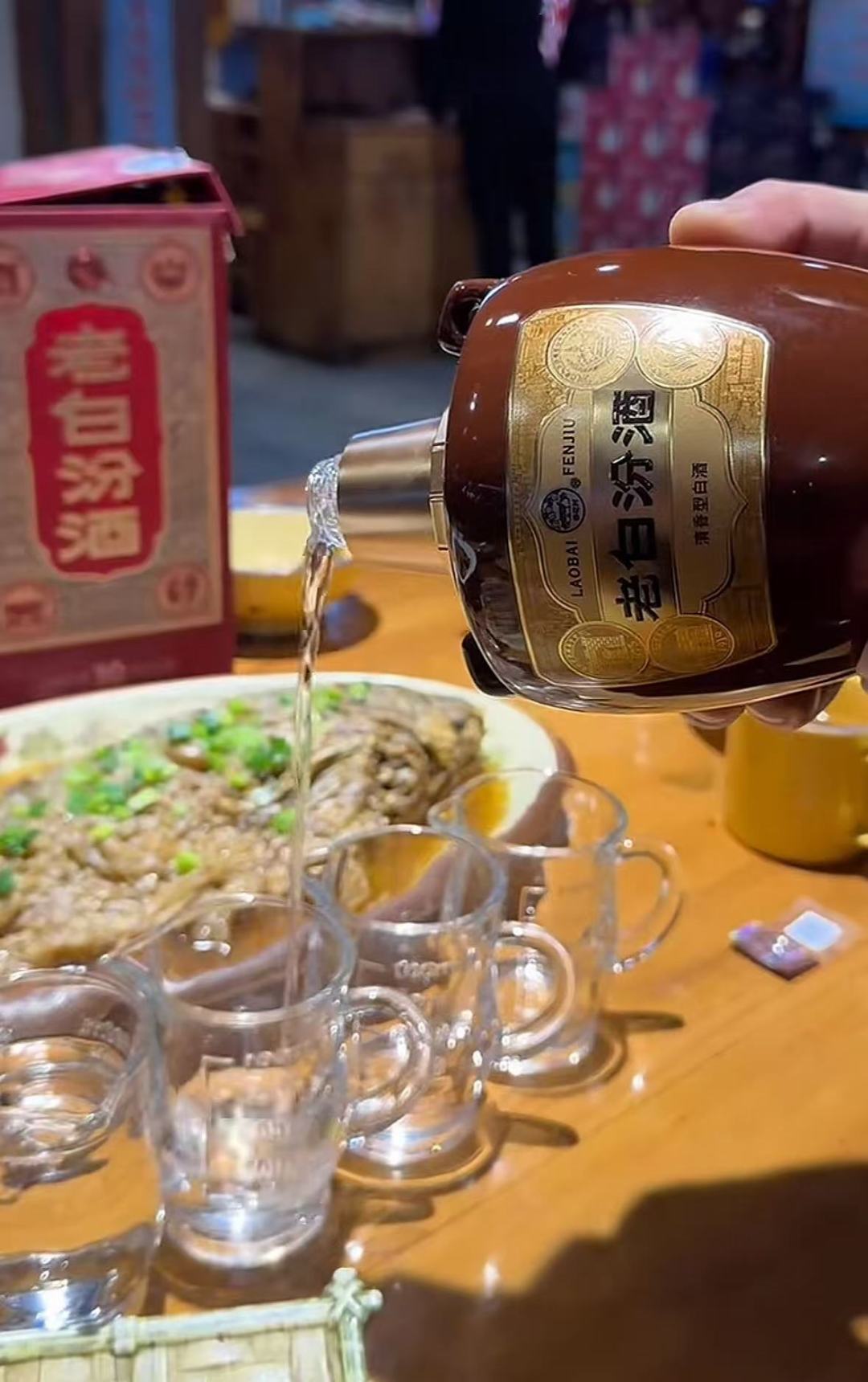 老白汾10新老款同台,酒友吵成两派:中秋备宴的人该选谁、多少钱入手不亏