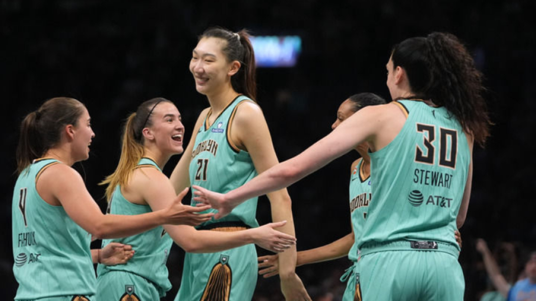琼斯拿下WNBA历史首个“四MVP大满贯”:刷屏的热闹之外,自由人真正的悬念是她的左脚踝