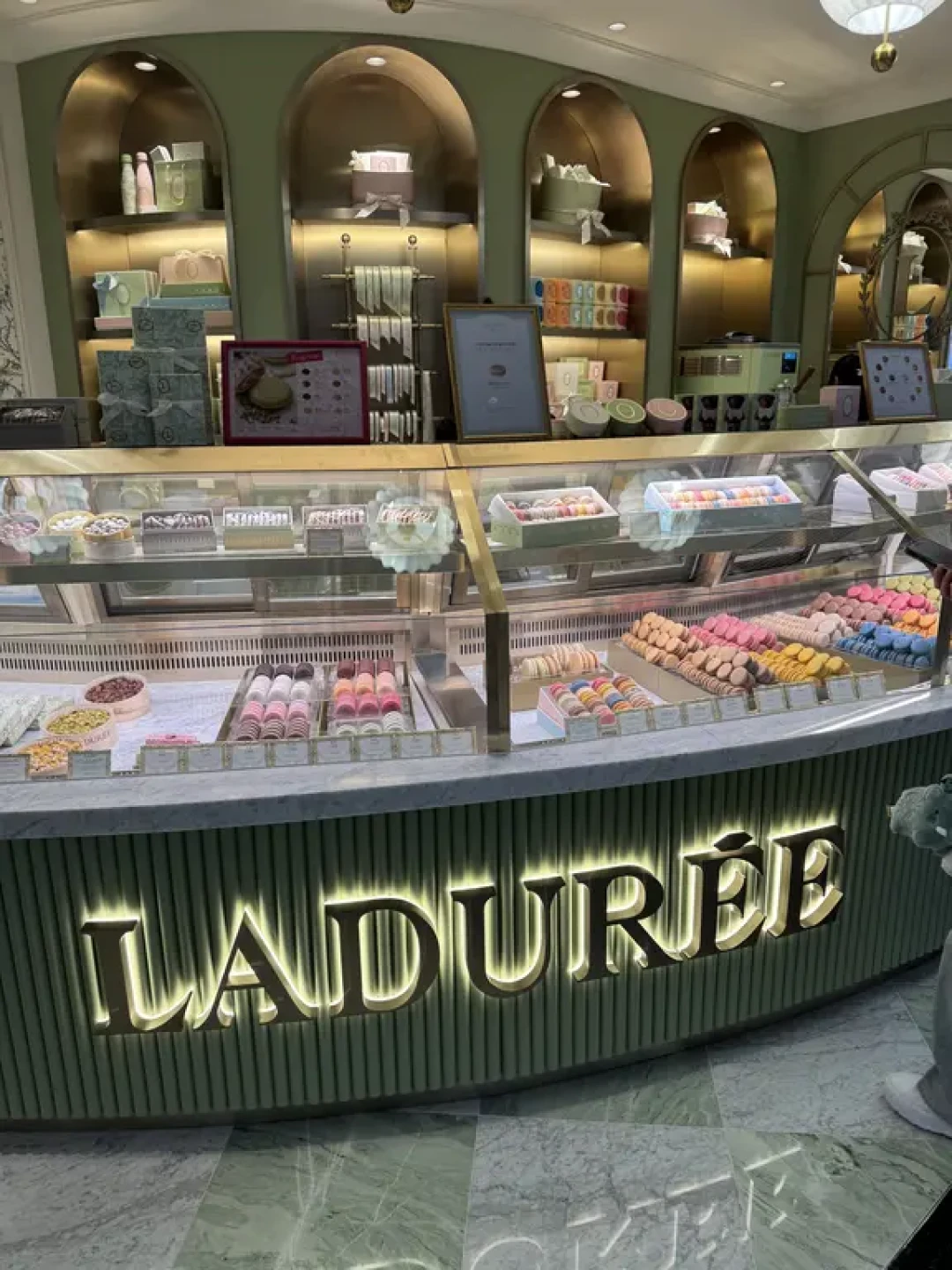 Ladurée澳门首店开进上葡京:马卡龙29澳门币一只、单只可定制,但第一批口碑有点分裂