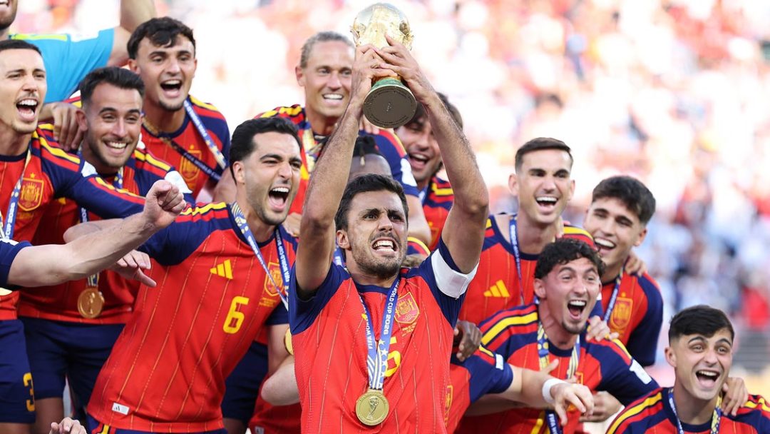 FIFA报价2.5亿美元被砍到6000万,分销进账约32亿元:这届世界杯,到底是谁替观众买了单