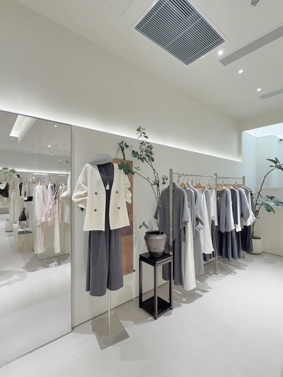 外面还33℃,服装店橱窗就该换秋装了?时机判断、配色清单和请陈列师的账都说清了