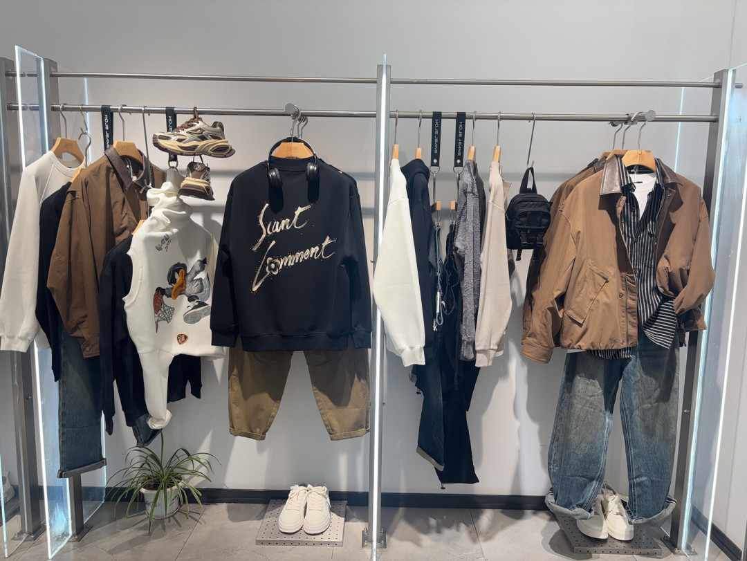 外面还33℃,服装店橱窗就该换秋装了?时机判断、配色清单和请陈列师的账都说清了