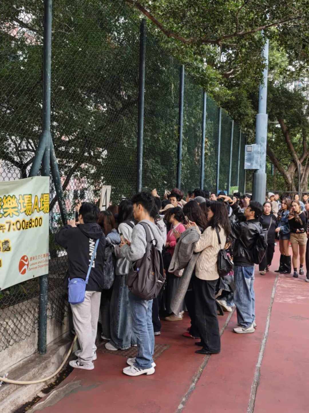 2.6万人收藏的坚尼地城“路的尽头是海”机位,吐槽声却越来越多:滤镜背后的真相