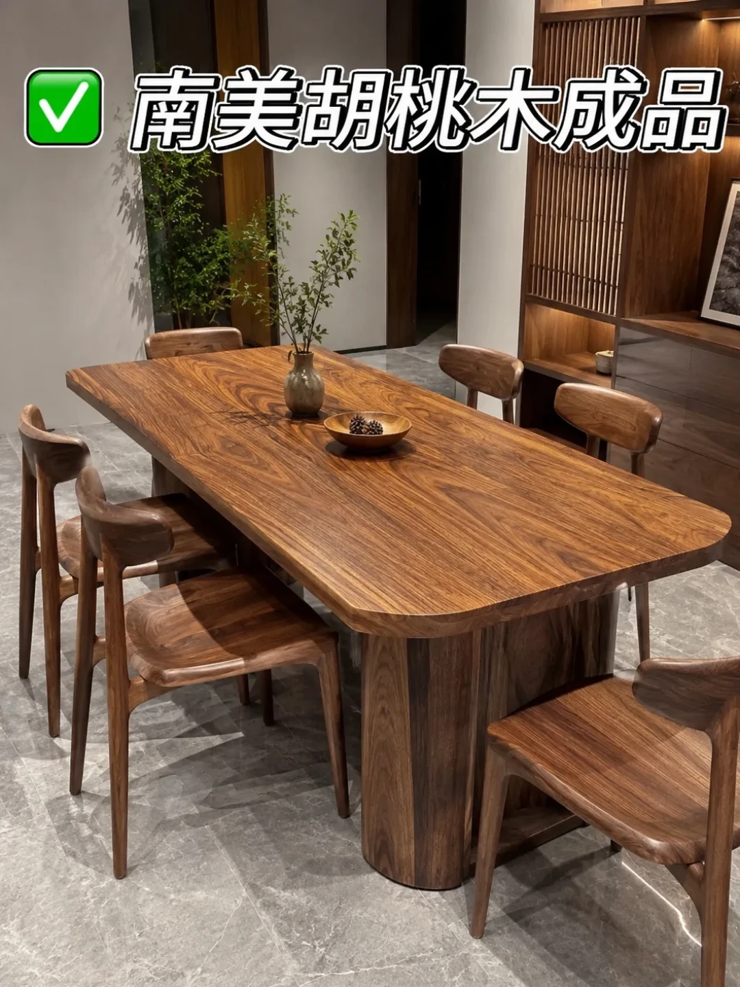 「老板,麻烦帮忙看下,这块是不是北美黑胡桃?」评论区全是求鉴定,我翻完四个平台80多篇帖子,整理出七种「胡桃」的木种图鉴和一份买木料对价表