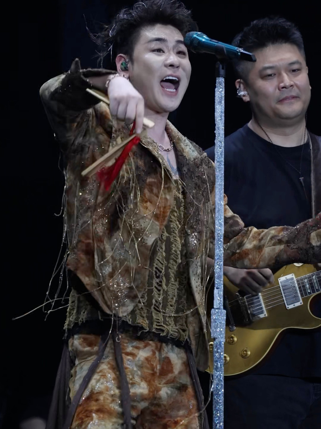 张云雷一场演唱会,把快板带火了:第一副板,10块钱的和300块的到底怎么选?