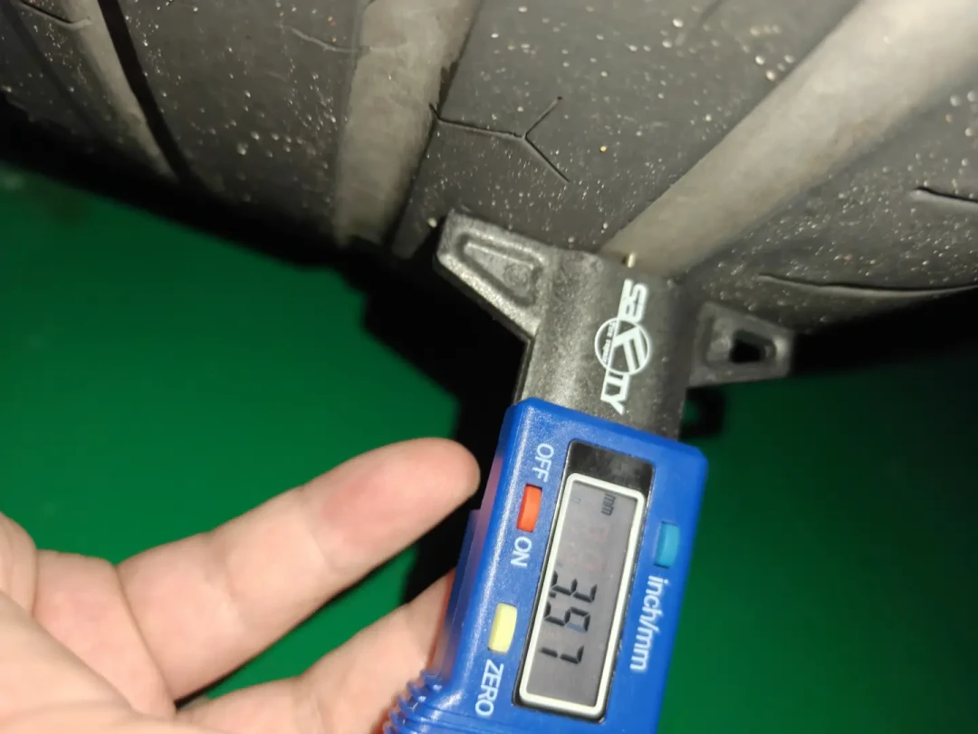 极氪家一条1200、阿维塔跑6万公里的却是同一条胎:被骂