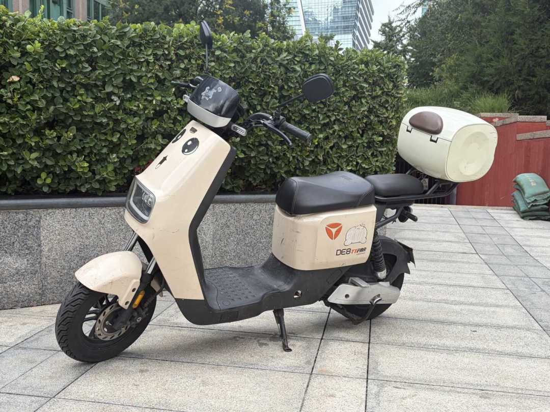 新国标骑满一年受不了，想换雅迪冠能电摩？北京已连续3个月扣车：付款前先把驾照、车牌、处罚三笔账算清