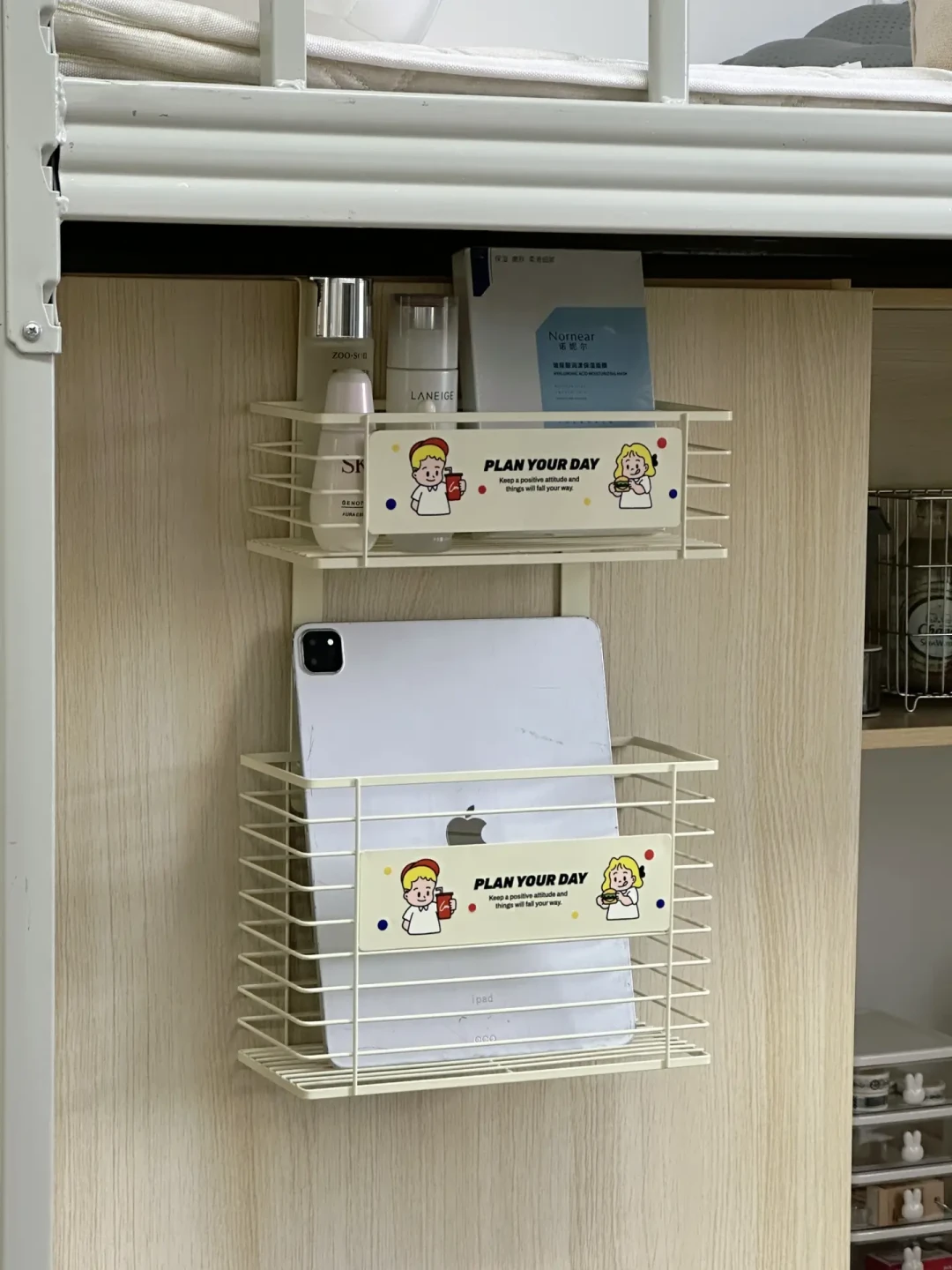 开学还剩一周,看完上百篇宿舍收纳帖,我的建议是先定动线、再买容器