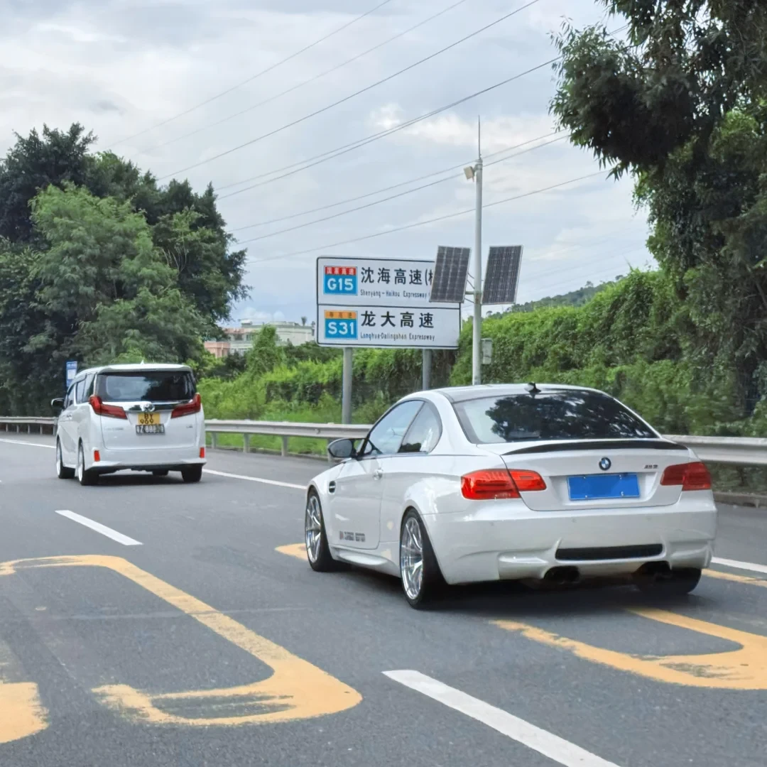 「纯电傻快,油车玄学」?这场百万播放的驾驶乐趣之争,看完两派底牌:你要选的不是油电,是路