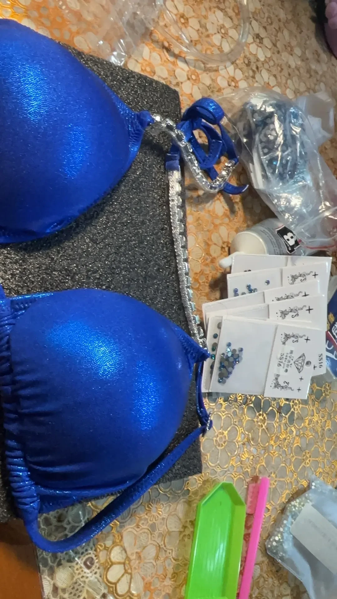 原价1万的赛服二手折价转,DIY贴钻只要30多:第一次打健美比赛的省钱账