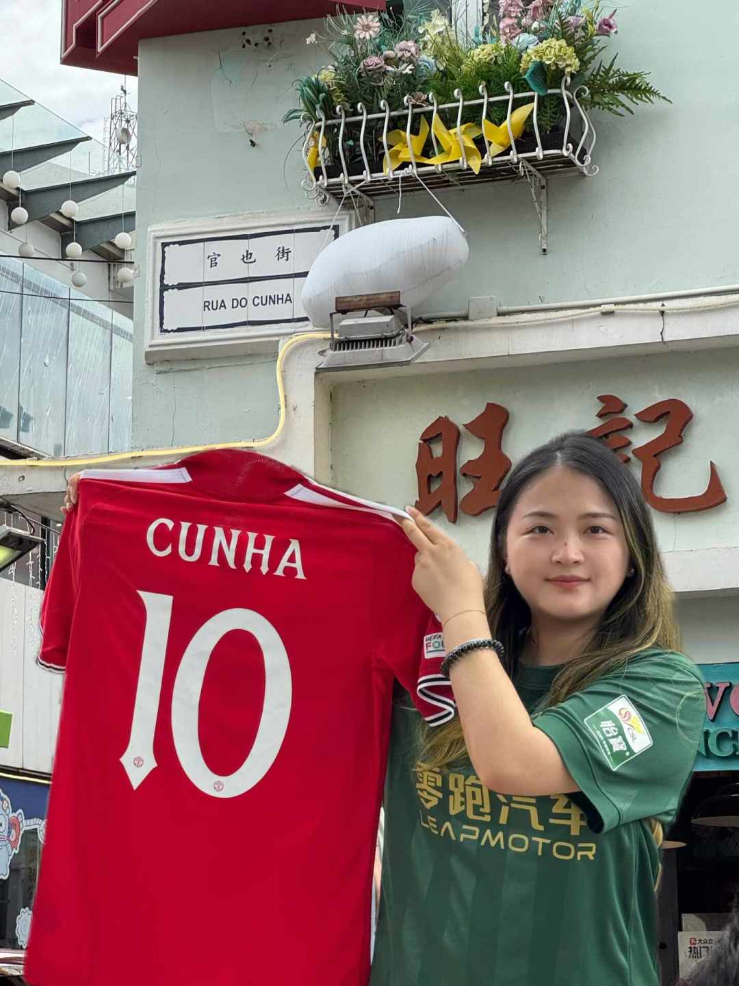 世界杯踢伪9梅开二度,回曼联一轮就被骂“打不了中锋”:库尼亚缺的不是能力,是配件