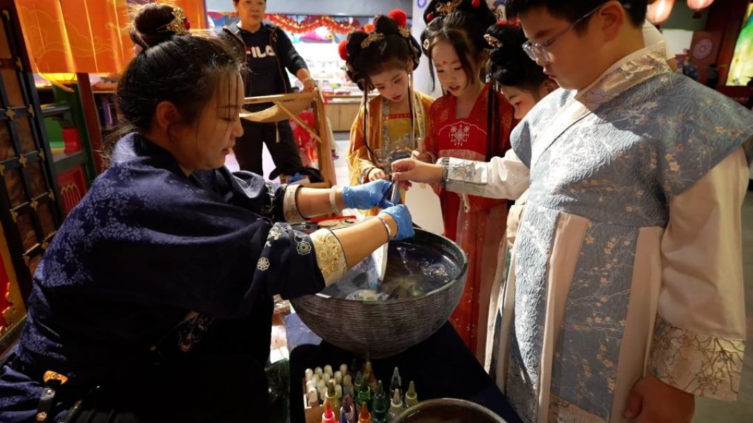 西安汉服避雷帖获2.7万赞：我们翻了4个城市的投诉帖，把景区妆造的加价套路整理成了一份清单
