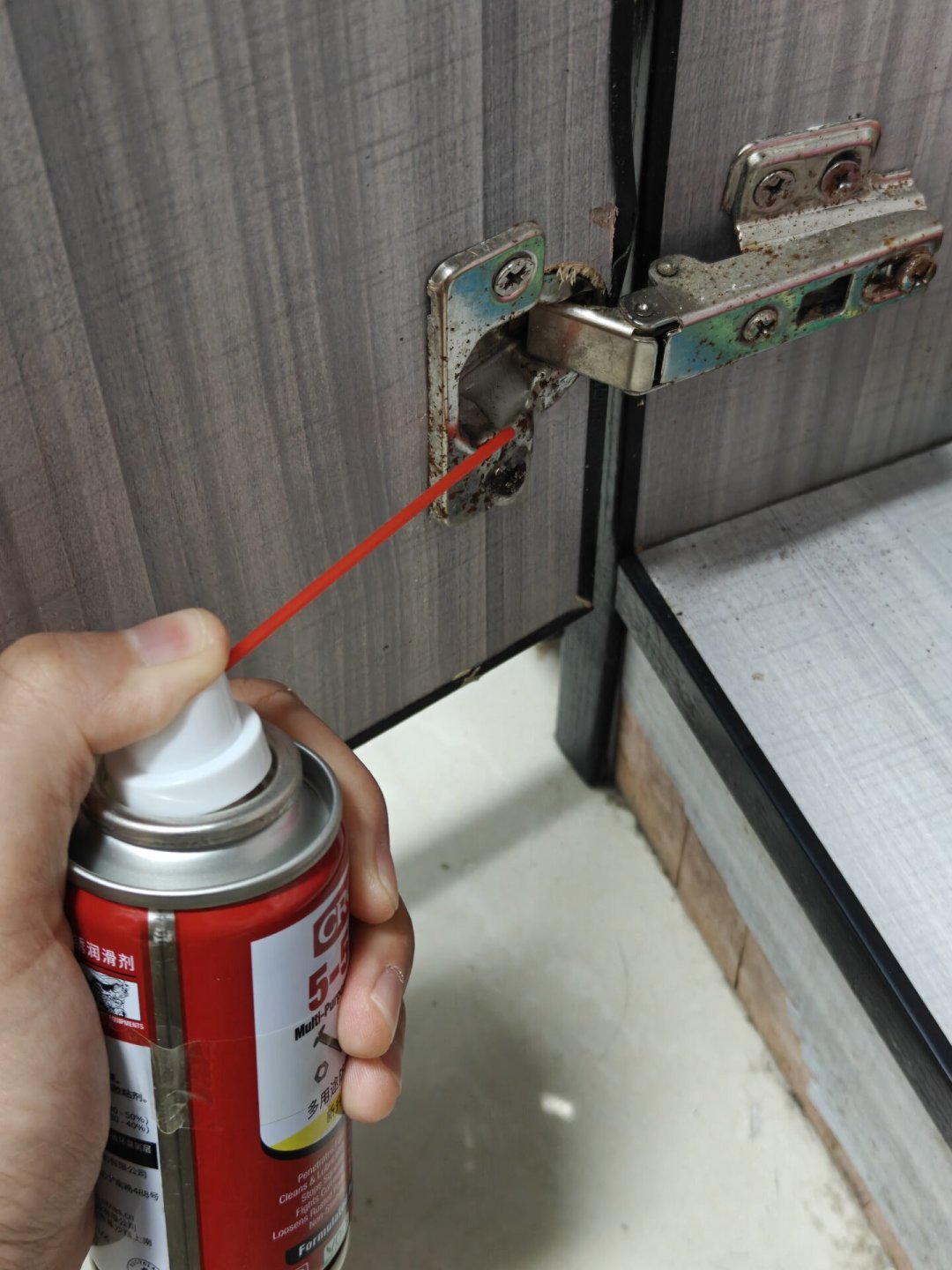 WD-40从5块到50块都有：我把平替货架翻了一遍，值得买的只有三种买法