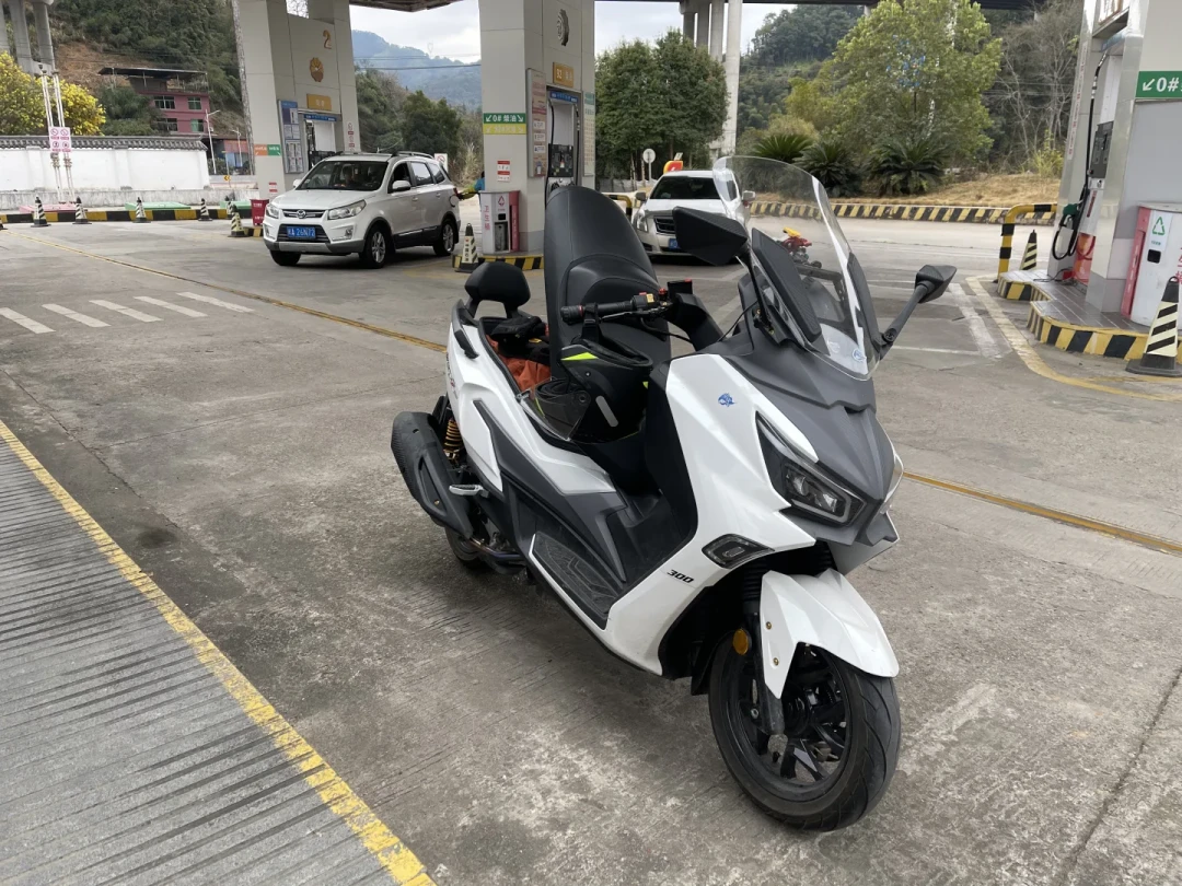 35岁以后突然想骑摩托？我把知乎、B站、小红书百万阅读的讨论翻了个遍：三种人三本账，两个坑降价补不回来