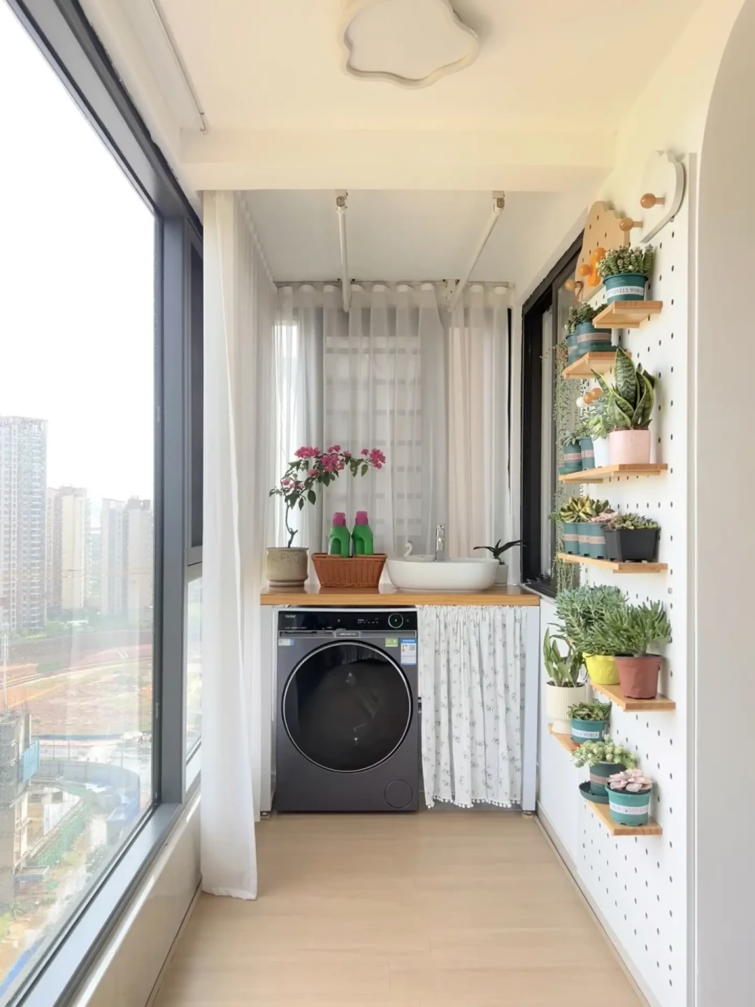 洗烘套装上阳台,一边劝你叠放省地方,一边说用过才知道并排香:翻完三平台40多篇尺寸帖和翻车帖,我把宽度门槛、柜子三档钱和下单前必核对的4个尺寸理清了