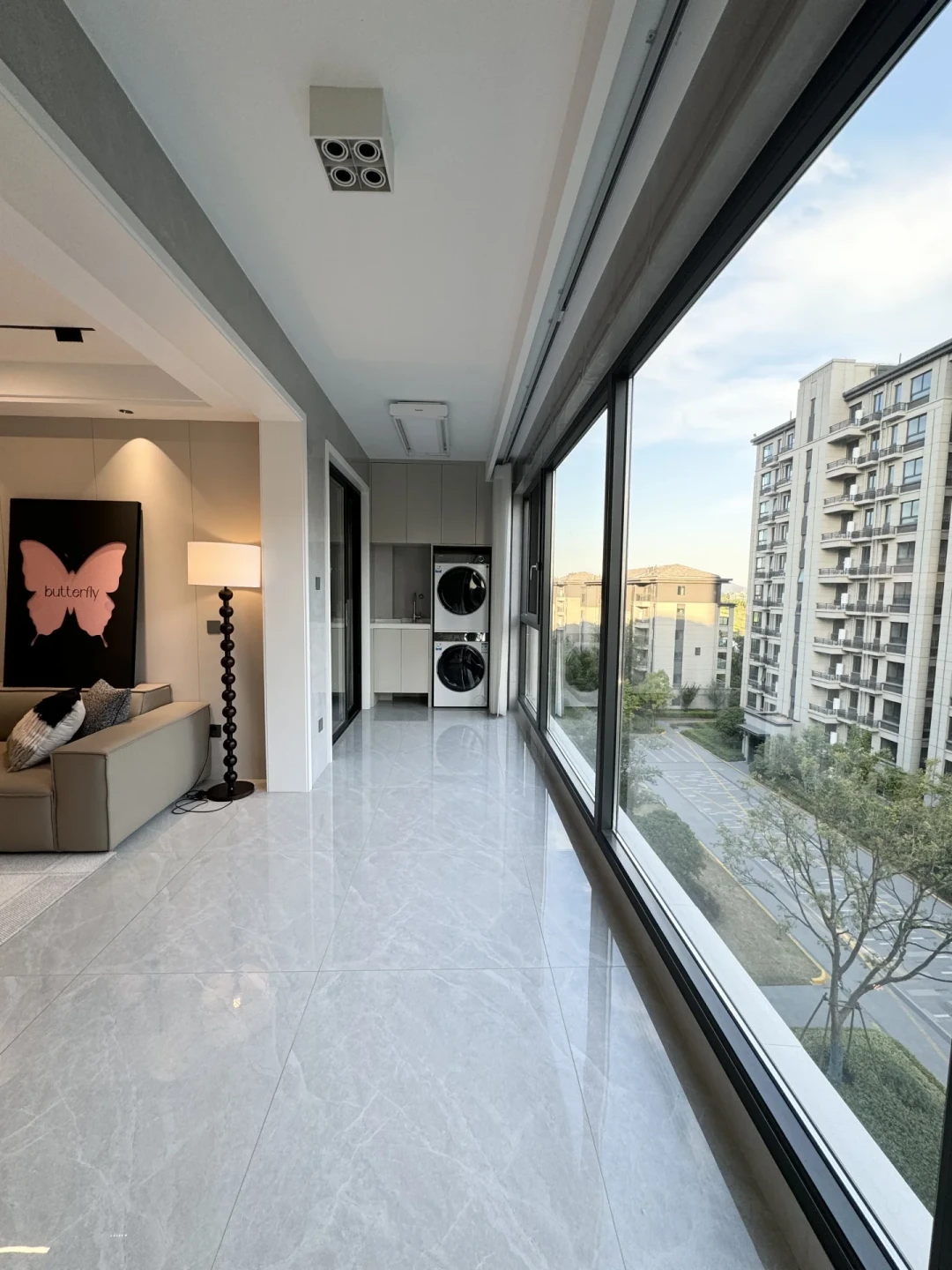 洗烘套装上阳台,一边劝你叠放省地方,一边说用过才知道并排香:翻完三平台40多篇尺寸帖和翻车帖,我把宽度门槛、柜子三档钱和下单前必核对的4个尺寸理清了