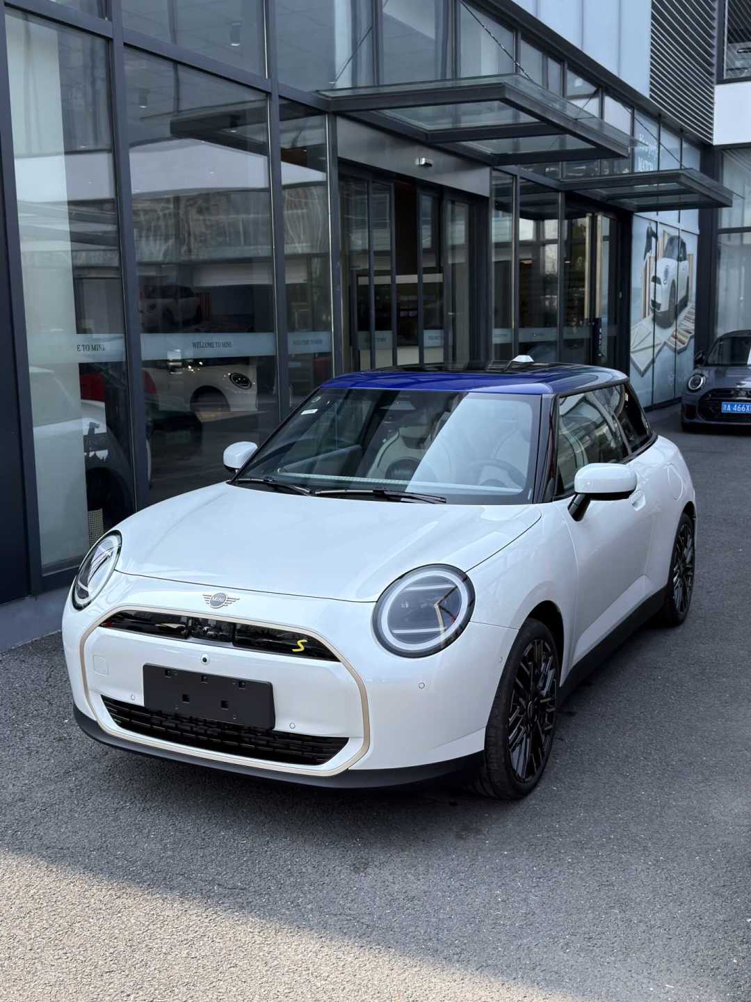 指导价20.98万的电动MINI,如今优惠5.6万:翻完评论区四派之争,说说这车适合谁
